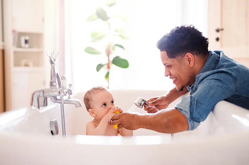 dad-bathing-baby
